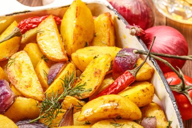 Rustik kızarmış patates. Seçici odak.