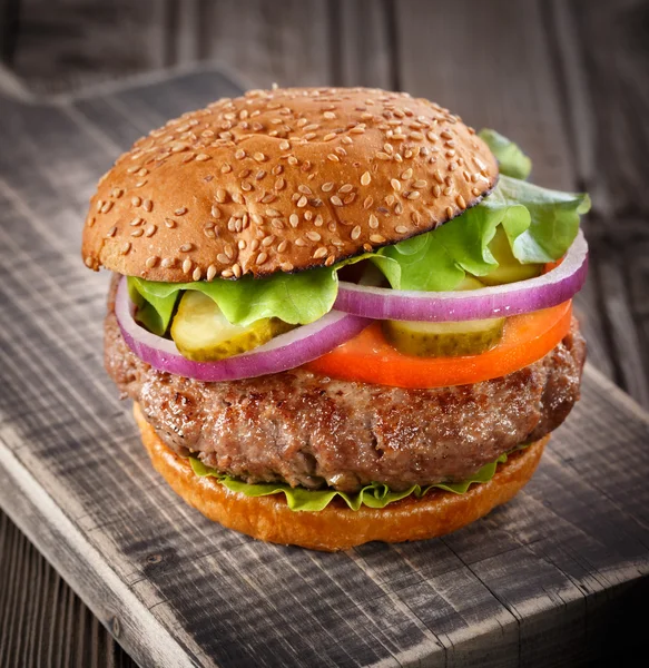 Classic burger på nära håll. — Stockfoto