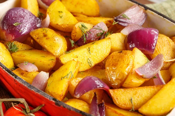 Rustik stekt potatis. Selektiv inriktning. — Stockfoto