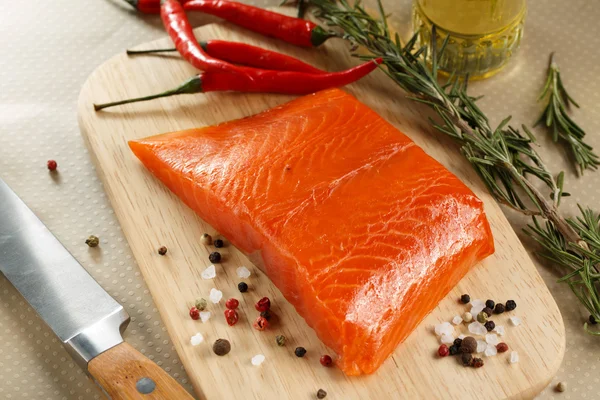 Filete de salmón con hierbas en la tabla de cortar . —  Fotos de Stock