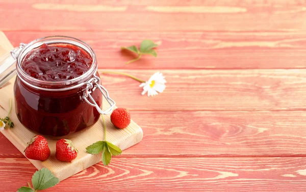 Traditional strawberry homemade jam. — 图库照片