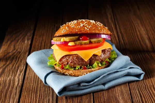 Burger met kaas close-up. — Stockfoto