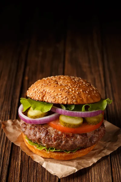 Classic burger på nära håll. — Stockfoto