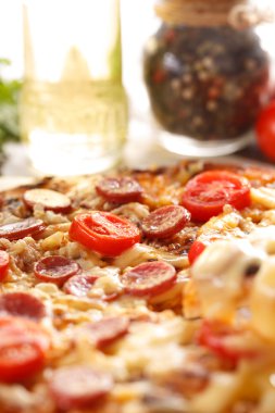 Ev yapımı klasik pizza