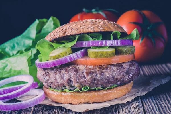 Klasický Burger. Vintage styl. — Stock fotografie