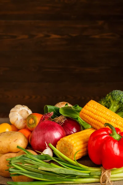 Bündel Gemüse auf hölzernem Hintergrund — Stockfoto