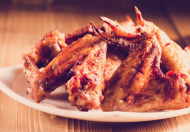 Soslu kızarmış kanatlar
