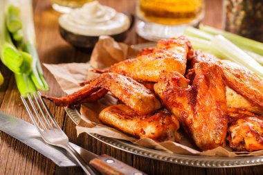 Soslu kızarmış kanatlar