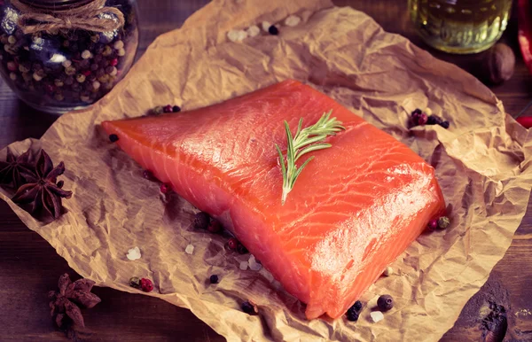 Filete de salmón sobre papper viejo . — Foto de Stock