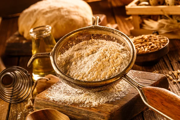 Ingredientes de massa de farinha na mesa. Foco seletivo . — Fotografia de Stock