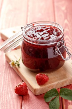 Evde bir reçete ile yapılan geleneksel çilek reçeli.