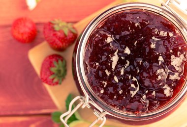 Evde bir reçete ile yapılan geleneksel çilek reçeli.