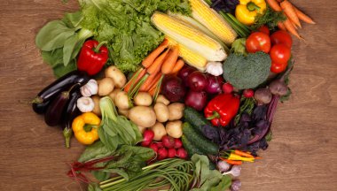 Ahşap doku arka plan üzerinde sebze