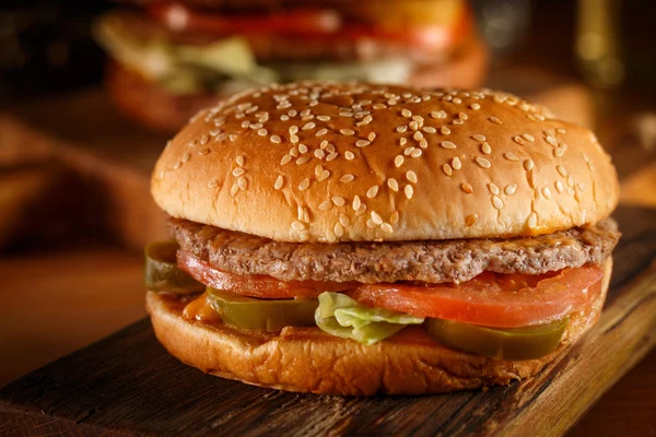 Ahşap arka plan üzerinde Burger — Stok fotoğraf