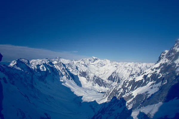 Winterlandschap van bergen. Met sneeuw bedekte bergen. Mooie — Stockfoto