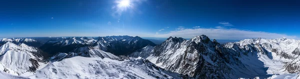 Winterlandschaft der Berge. Schneebedeckte Berge. schön — Stockfoto