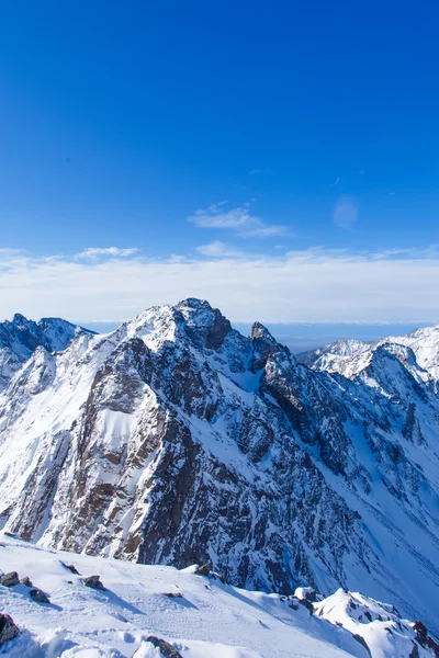 Winterlandschaft der Berge. Schneebedeckte Berge. schön — Stockfoto