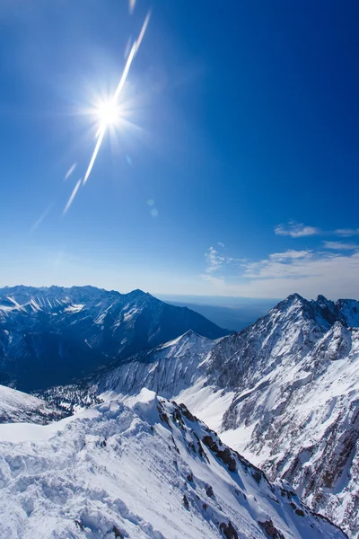 겨울 산의 풍경입니다. 눈 덮인 산입니다. 아름 다운 — 스톡 사진