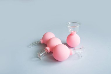 Yüz sağlığı ve kırışıklık önleyici yüz masajı için pembe süpürge kavanozları.