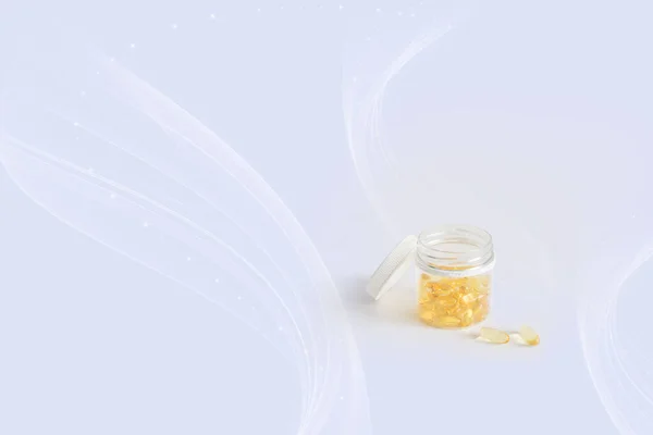 D vitamini içeren sarı yağ kapsülleri, plastik beyaz bir şişeden dökülen omega. Sağlıklı diyet kavramı