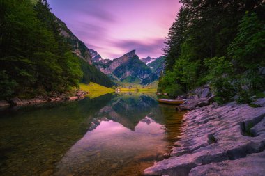 İsviçre 'nin İsviçre Alpleri' nde Seealpsee gölünün üzerinde gün batımı.