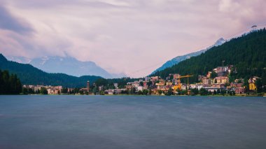 St. Moritz 'de St. Moritzsee Gölü ve İsviçre' de İsviçre Alpleri
