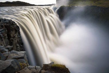 Dettifoss şelalesi İzlanda 'da Jokulsa Fjollum nehrinde yer almaktadır.