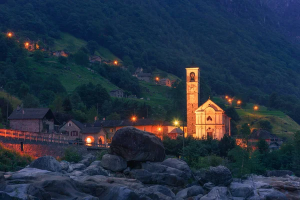 Basilique pontificale mineure dans le village de Lavertezzo la nuit, Suisse — Photo