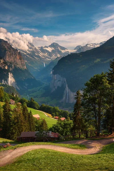 Vallée de Lauterbrunnen dans les Alpes suisses vue du village alpin de Wengen — Photo