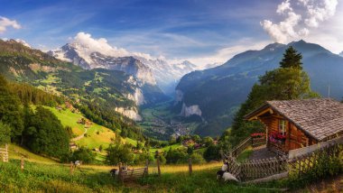 İsviçre Alpleri 'ndeki Lauterbrunnen Vadisi Alp köyü Wengen' den görülüyor.
