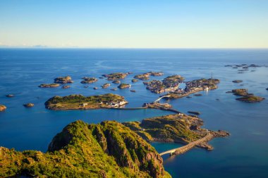 Norveç 'in Lofoten adalarındaki Festvagtinden Dağı' ndan Henningsvaer köyü görüldü.