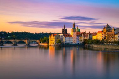 Charles Bridge ve Prag 'ın eski kasabası gün batımında.