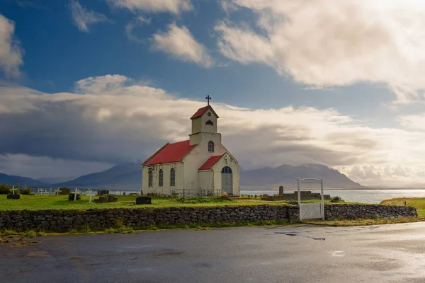 Innra-Holmskirkja-Kirche mit Friedhof in Island — Stockfoto