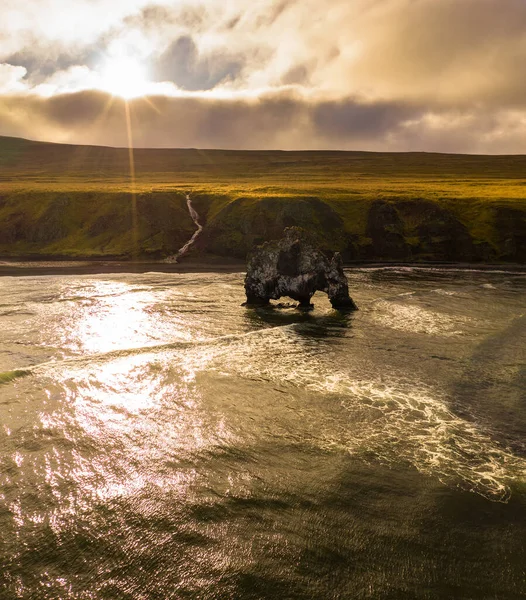 Puesta de sol en la pila de basalto Hvitserkur en el norte de Islandia —  Fotos de Stock