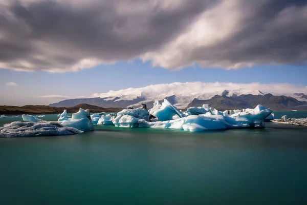 Olvadó jéghegyek Jokulsarlon gleccser lagúnában, Izlandon — Stock Fotó