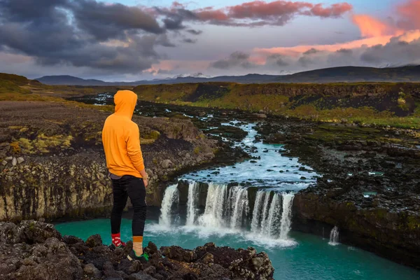 Hiker standing at the edge of the Thjofafoss waterfall in Iceland — Stock Photo, Image