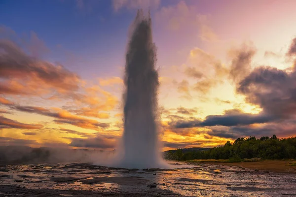 Eruption of Strokkur geyser in Iceland at sunset — Stock Photo, Image