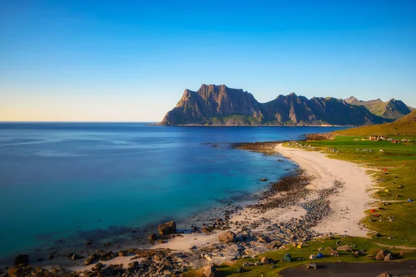 Muitas tendas e carros de acampamento na praia de Uttakleiv nas ilhas Lofoten, Noruega — Fotografia de Stock