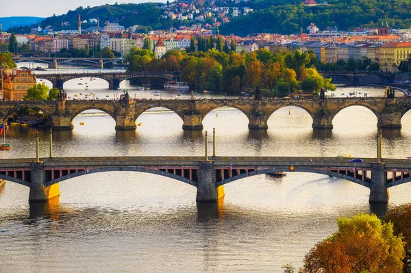 Влтава с историческими мостами в Праге — стоковое фото