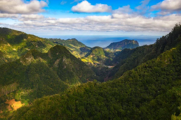 Vale da Ribeira da Metade na Madeira visto do miradouro dos Balcões — Fotografia de Stock
