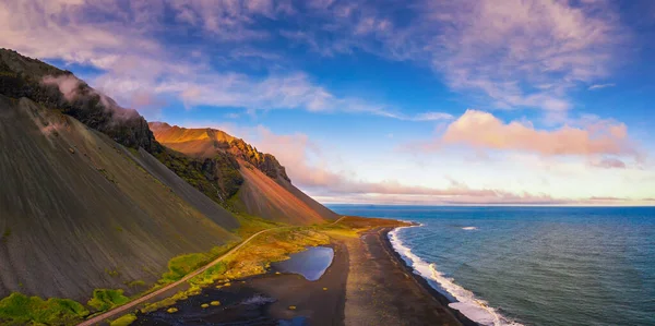 Vista aérea de uma praia de areia preta e das Montanhas Eystrahorn na Islândia — Fotografia de Stock