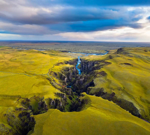 Veduta aerea del canyon di Fjadrargljufur in Islanda — Foto Stock