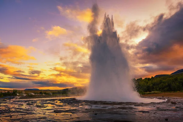 Έκρηξη του θερμοπίδακα Strokkur στην Ισλανδία κατά το ηλιοβασίλεμα — Φωτογραφία Αρχείου