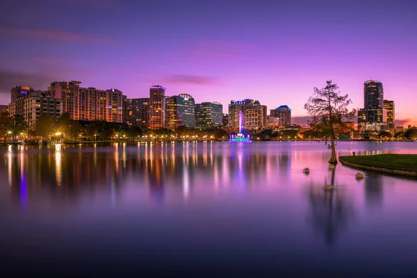 Pôr-do-sol colorido acima Lake Eola e horizonte da cidade em Orlando, Flórida — Fotografia de Stock
