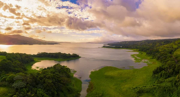 Pôr do sol acima do Lago Arenal em Costa Rica — Fotografia de Stock