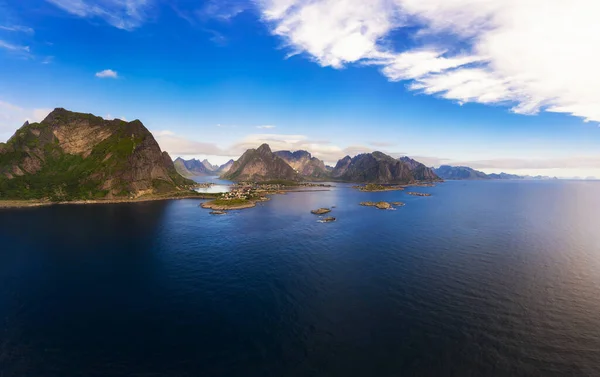 Reine halászfalu magas hegyekkel körülvéve a Lofoten szigeteken — Stock Fotó