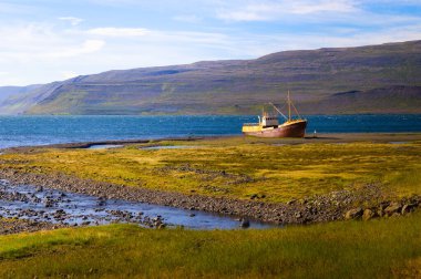 İzlanda 'nın kuzey kıyısında eski bir gemi enkazı Westfjords bölgesinde.