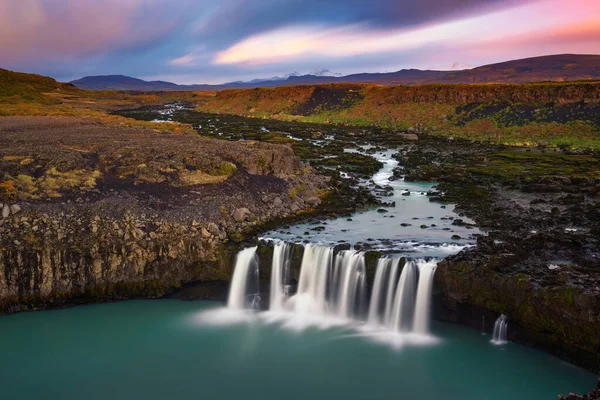 Thjofafoss vodopád na Islandu při barevném západu slunce — Stock fotografie