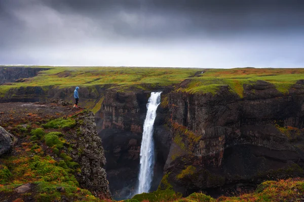 아이슬란드 의 Haifoss 폭포 가장자리에서 있는 등산객 — 스톡 사진