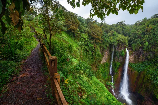Catarata del Toro Wasserfall mit Fußweg in Costa Rica — Stockfoto